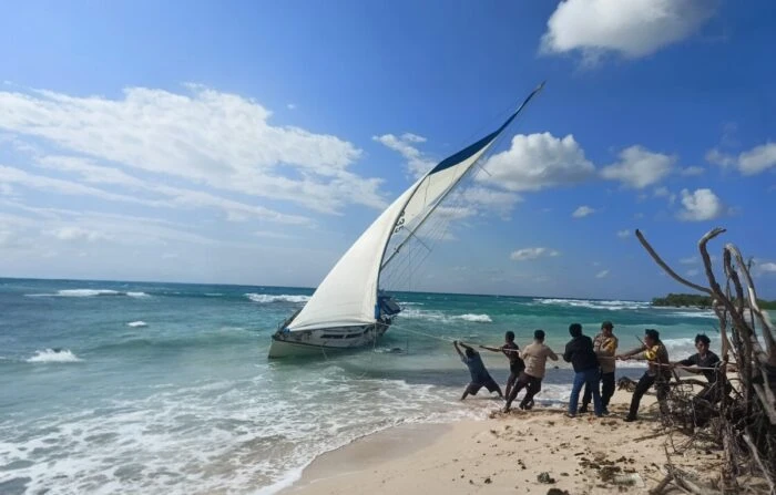 Kapal Yacht Australia "Balamara" Terdampar Tanpa Awak di Rote Timur - ROOLNEWS.id